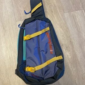 Patagonia 8 L Atom Sling Bag like new!